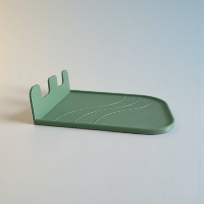Tabuleiro verde com três encaixes verticais e padrões ondulados