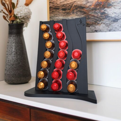 Suporte preto para cápsulas de café com cápsulas douradas e vermelhas em fila