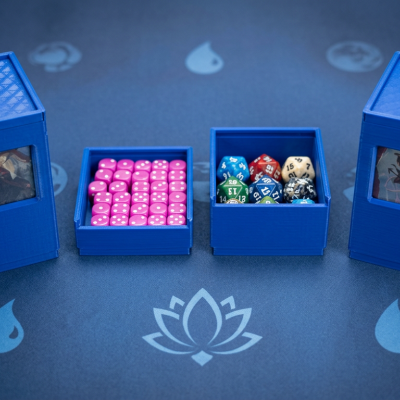 Caixas azuis com dados coloridos sobre mesa azul com símbolos