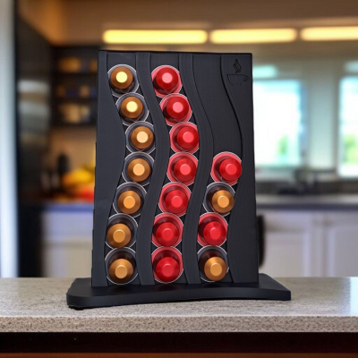 Suporte de cápsulas de café preto com cápsulas castanhas e vermelhas numa bancada de cozinha.