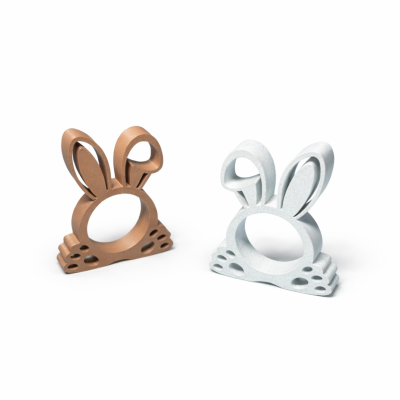 Duas argolas de guardanapo em forma de orelhas de coelho castanhas e brancas