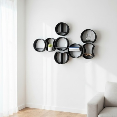 Estante de parede redonda preta com decoração numa parede branca ao lado de sofá cinza claro.