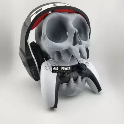 Suporte para comando e auscultadores caveira cinzenta com comando branco e preto e auscultadores pretos