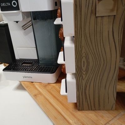 Cafeteira branca Delta Q e suporte de cápsulas de café em madeira