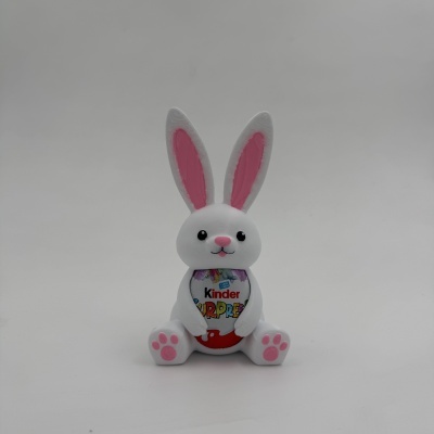 Figura de coelho branco segurando ovo Kinder SURPRISE.