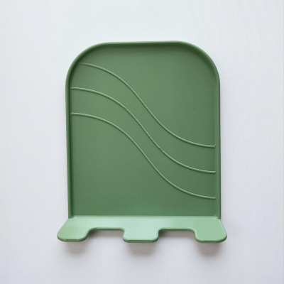 Suporte verde de plástico com divisórias curvas e ganchos