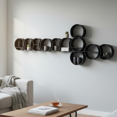 Estantes de parede redondas em metal com objetos decorativos numa sala moderna