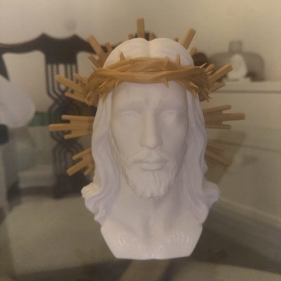 Busto de Jesus branco com coroa de espinhos dourada e raios decorativos