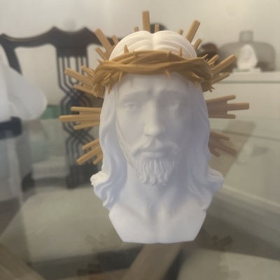 Busto branco de Jesus Cristo com coroa de espinhos dourada