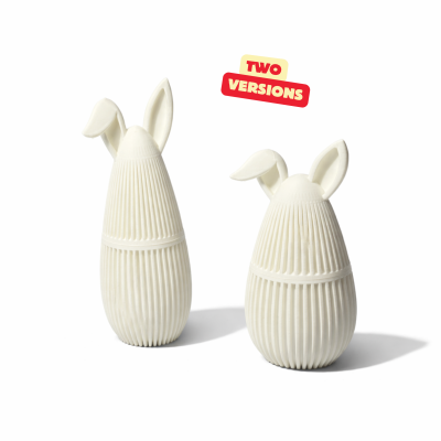 Duas figuras decorativas brancas com textura e orelhas de coelho, uma maior e outra menor.