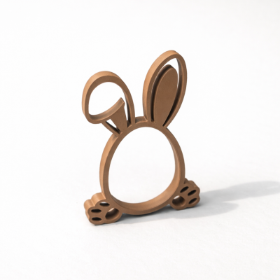 Anel marrom em forma de coelho com orelhas e patas sobre fundo branco