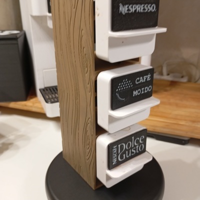 Suporte rotativo de cápsulas de café com etiquetas e base preta