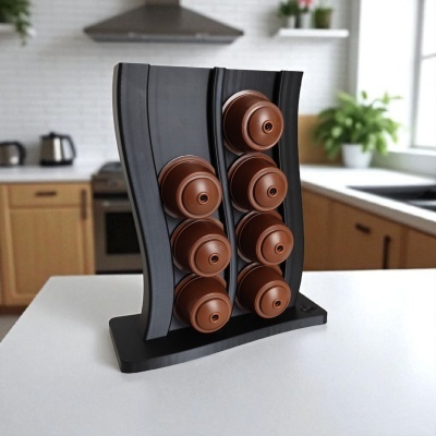 Suporte preto curvo para cápsulas de café castanhas numa bancada branca de cozinha