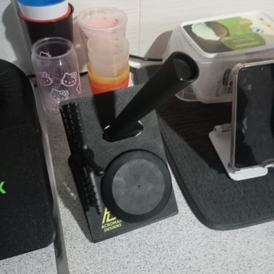 Suporte preto para cachimbo de tabaco em superfície de bancada cinza