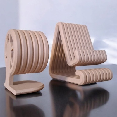 Dois suportes ou organizadores de madeira clara com design em camadas