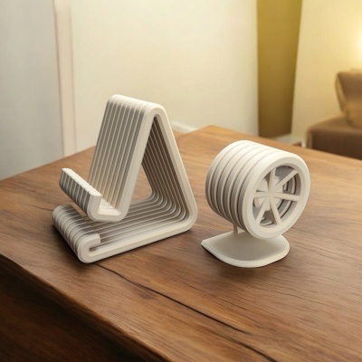 Suportes modernos para telemóvel em plástico branco sobre mesa de madeira.