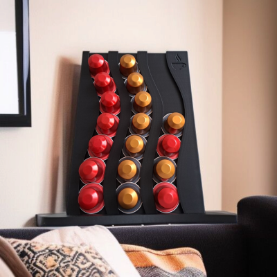 Suporte preto de cápsulas de café com cápsulas vermelhas e douradas organizado numa sala com sofá e almofada