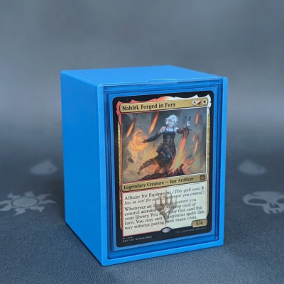 Caixa azul para cartas com carta de jogo Nahiri, Forged in Fury visível na frente