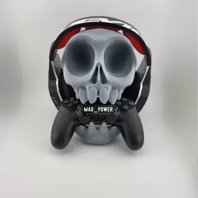 Suporte caveira cinza a segurar comando e a usar headset com almofadas vermelhas