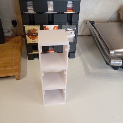 Organizador branco de plástico com três compartimentos numa bancada de cozinha