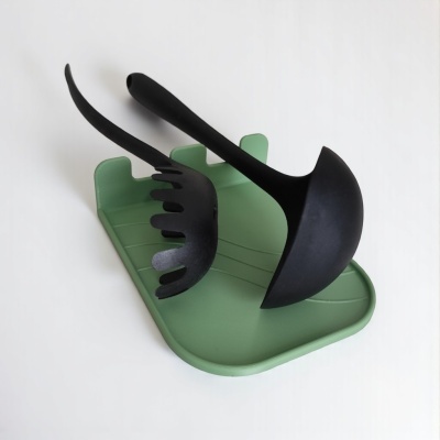 Utensílios de cozinha de plástico preto com suporte verde