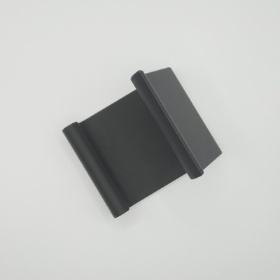 Suporte em plástico preto com base retangular e extremidades arredondadas roladas