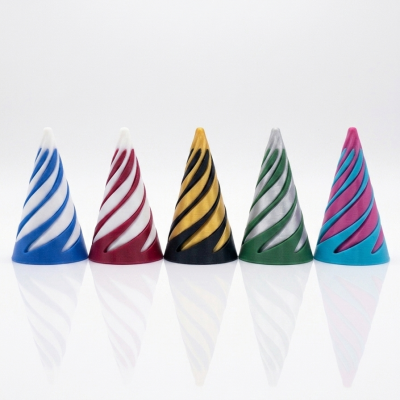 Cinco cones decorativos coloridos com espirais, em fundo branco