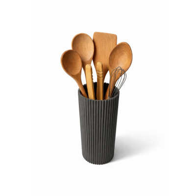 Utensílios de cozinha em madeira e metal num suporte preto texturizado