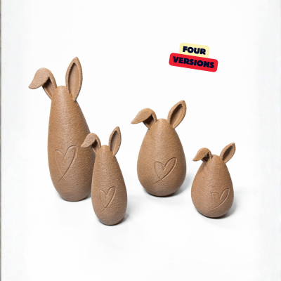 Quatro figuras decorativas castanhas com orelhas de coelho e coração gravado em fundo branco