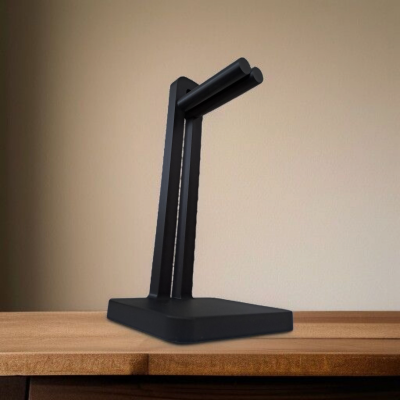 Suporte preto para auscultadores sobre mesa de madeira