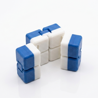 Cubos de puzzle magnéticos azul e branco sobre superfície branca