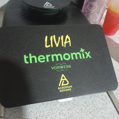 Tampa preta texturizada para Thermomix com texto LIVIA e marcas impressas.