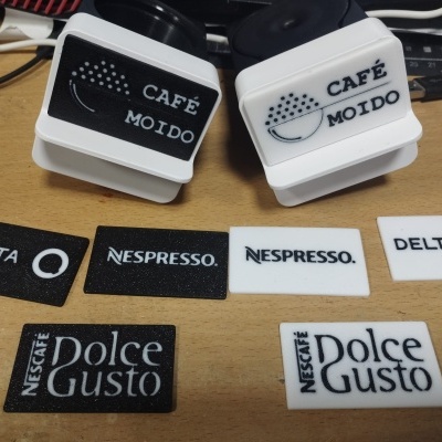 Distribuidores de café moído e etiquetas de marcas de café