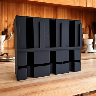 Organizador preto de compartimentos verticais em bancada de madeira na cozinha