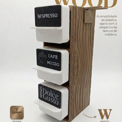 Organizador vertical com textura de madeira e três gavetas brancas com etiquetas pretas para café.