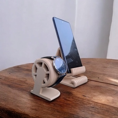 Suporte de telemóvel e suporte de relógio em plástico bege numa mesa de madeira