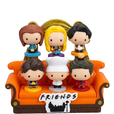 Figuras colecionáveis Funko Pop da série FRIENDS num sofá laranja