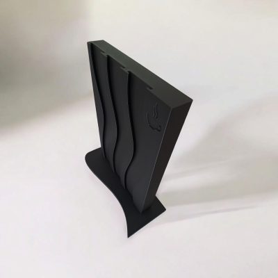 Organizador preto com três divisórias curvas e símbolo de chá/café