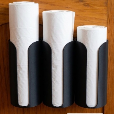 Suporte para sacos do lixo com rolos brancos em porta de madeira