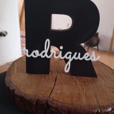 Letras decorativas R e rodrigues sobre suporte de madeira rústico
