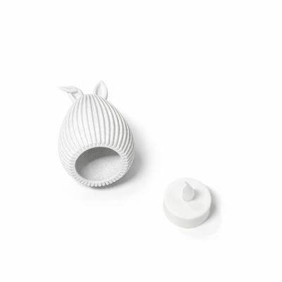 Castiçal em forma de ovo branco com vela pequena branca