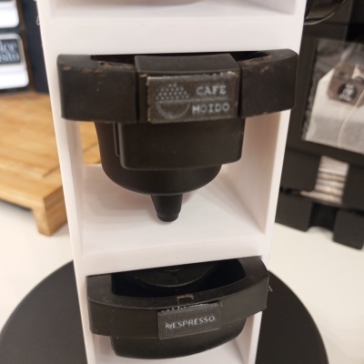 Suporte branco para cápsulas de café com suportes pretos etiquetados