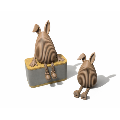 Dois coelhos decorativos castanhos com textura, um numa caixa cinza e outro ao lado.