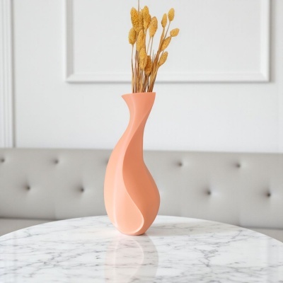 Vaso cor de rosa com ramos secos amarelos sobre mesa de mármore