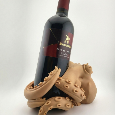Garrafa de vinho Raboso Veneto com suporte em forma de tentáculos de polvo.