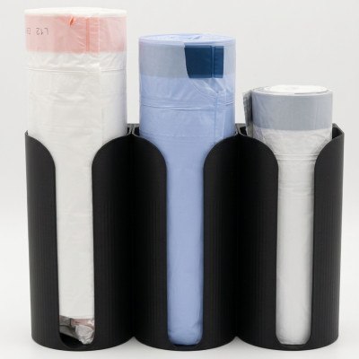 Três rolos de plástico colorido em suportes pretos