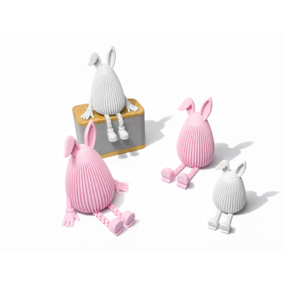 Figuras de coelhos decorativos cor-de-rosa e brancos sentados em fundo branco