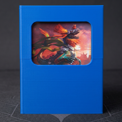 Cartucho de jogo azul com ilustração de dinossauro com armadura e penas laranja