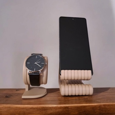 Suportes de madeira bege para relógio e smartphone sobre mesa de madeira