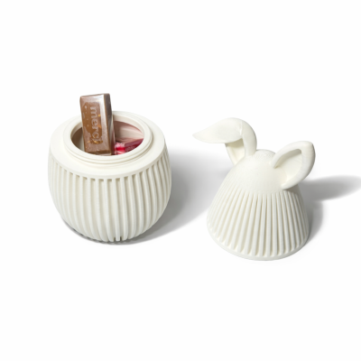 Recipiente branco de cerâmica com tampa em forma de cabeça de coelho